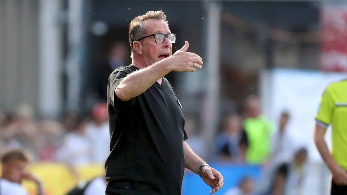 23.05.2026, xfsx, Herren, Fussball, Saison 2025/2026, BFV Verbandspokal, Finale: FC Wuerzburger Kickers - TSV 1860 Muenchen v.li.: Trainer Markus Kauczinski TSV 1860 Muenchen gibt Anweisungen, gestikuliert, mit den Armen gestikulieren, gives instructions, gesticulate, Einzelbild Wuerzburg AKON ARENA Bayern Deutschland *** 23 05 2026, xfsx, Herren, Fußball, Saison 2025 2026, BFV Verbandspokal, Finale FC Wuerzburger Kickers TSV 1860 Muenchen v li Trainer Markus Kauczinski TSV 1860 Muenchen gibt Anweisungen, gestikuliert, mit den Armen gestikulieren, gives instructions, gesticulate, Einzelbild Wuerzburg AKON ARENA Bayern Deutschland