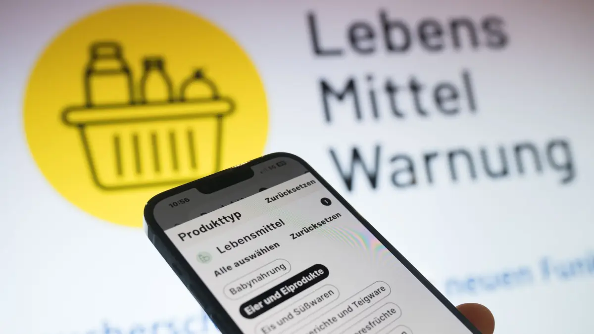 Lebensmittelrückruf: ARCHIV - 18.06.2024, Berlin: Die Kategorienauswahl der App «Lebensmittelwarnung.de» ist während einer Pressekonferenz des Bundesamts für Verbraucherschutz und Lebensmittelsicherheit zu sehen. (zu dpa: «Käserei ruft bundesweit Bio-Käse wegen Listerien zurück») Foto: Sebastian Gollnow/dpa +++ dpa-Bildfunk +++