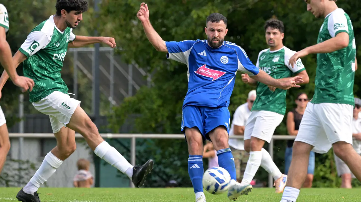 Tahir Bahadir (VfL Sindelfingen, #09) am Ball im Zweikampf mit Deniz Demir (TSV Koengen, #05)
TSV Koengen vs. VfL Sindelfingen,
Fussball, Landesliga Staffel 2, 05.Spieltag, Saison 2026/2027, 06.09.2026
Foto: Eibner-Pressefoto/ Tobias Baur