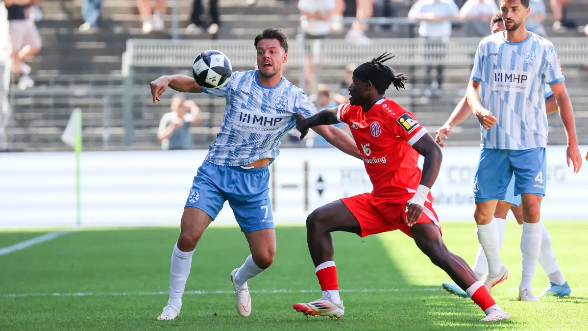 BAU // 05.09.2026, Deutschland, Stuttgart, Fussball, Regionalliga Südwest,
SV Stuttgarter Kickers vs. 1. FSV Mainz 05 II, v.l. Yannick Glessing (Kickers), Andre Kenete Gitau (Mainz)