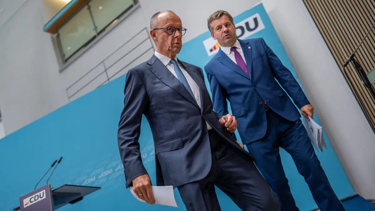 CDU Bundesvorstand - Pressekonferenz: 07.09.2026, Berlin: Friedrich Merz (l), Bundeskanzler und CDU-Vorsitzender, und Sven Schulze, Ministerpräsident von Sachsen-Anhalt, verlassen nach einer Pressekonferenz im Anschluss an die Sitzung des CDU-Bundesvorstands im Konrad Adenauer Haus das Podium. Foto: Michael Kappeler/dpa +++ dpa-Bildfunk +++