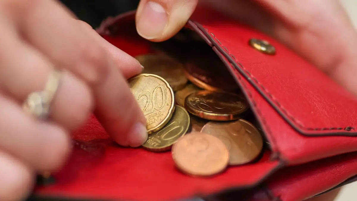 Mehr Geld im Portemonnaie: SYMBOLBILD - 12.03.2025, Sachsen, Leipzig: Eine Frau zählt Münzen aus einem roten Portemonnaie. (zu dpa: «Armut in der Ausbildung - DGB warnt und stellt Forderungen») Foto: Jan Woitas/dpa +++ dpa-Bildfunk +++