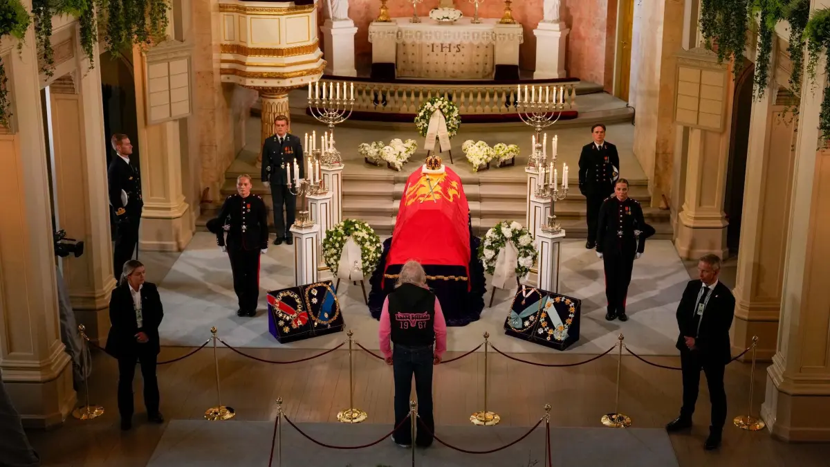 Nach dem Tod von König Harald: ARCHIV - 01.09.2026, Norwegen, Oslo: Am 1. September um 14 Uhr wurde die sogenannte Aufbahrung eröffnet, so dass Besucherinnen und Besucher langsam an dem geschlossenen Sarg von König Harald V. vorbeigehen können, um Abschied zu nehmen. Der Monarch war am 28.08.2026 im Alter von 89 Jahren gestorben. (zu dpa: «Abschied von König Harald V.: So läuft die Beisetzung ab») Foto: Fredrik Varfjell/NTB/dpa +++ dpa-Bildfunk +++