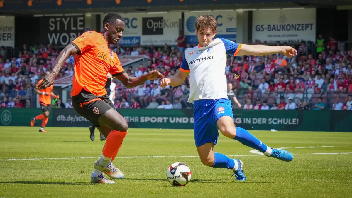 Fußball, Herren, Saison 2025/2026, Landespokal Brandenburg, Finale, Finaltag der Amateure, FC Energie Cottbus vs. VfB 1921 Krieschow, Samstag 23.05.2026, LEAG Energie Stadion Cottbus, Im Bild: Merveille Biankadi l. Energie und Janis Fuchs r. Krieschow Brandenburg Deutschland *** Soccer, Men, Season 2025 2026, Brandenburg State Cup, Final, Final day of the amateurs, FC Energie Cottbus vs VfB 1921 Krieschow, Saturday 23 05 2026, LEAG Energie Stadion Cottbus, In the picture Merveille Biankadi l Energie and Janis Fuchs r Krieschow Brandenburg Germany