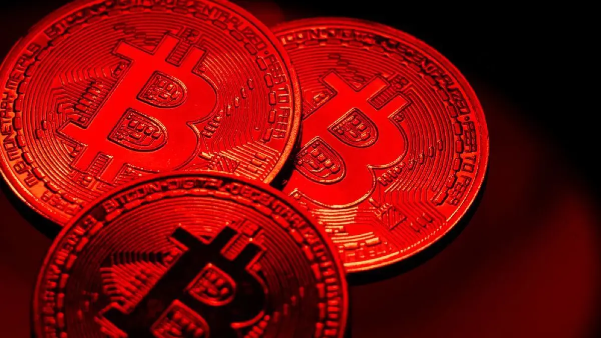 Bitcoin-Münzen liegen auf einem Tisch: ARCHIV - 28.02.2024, Berlin: Münzen der Kryptowährung Bitcoin. (zu dpa: «Sparkassen in Hessen und Thüringen erwarten höheren Gewinn») Foto: Hannes P Albert/dpa/dpa-tmn +++ dpa-Bildfunk +++
