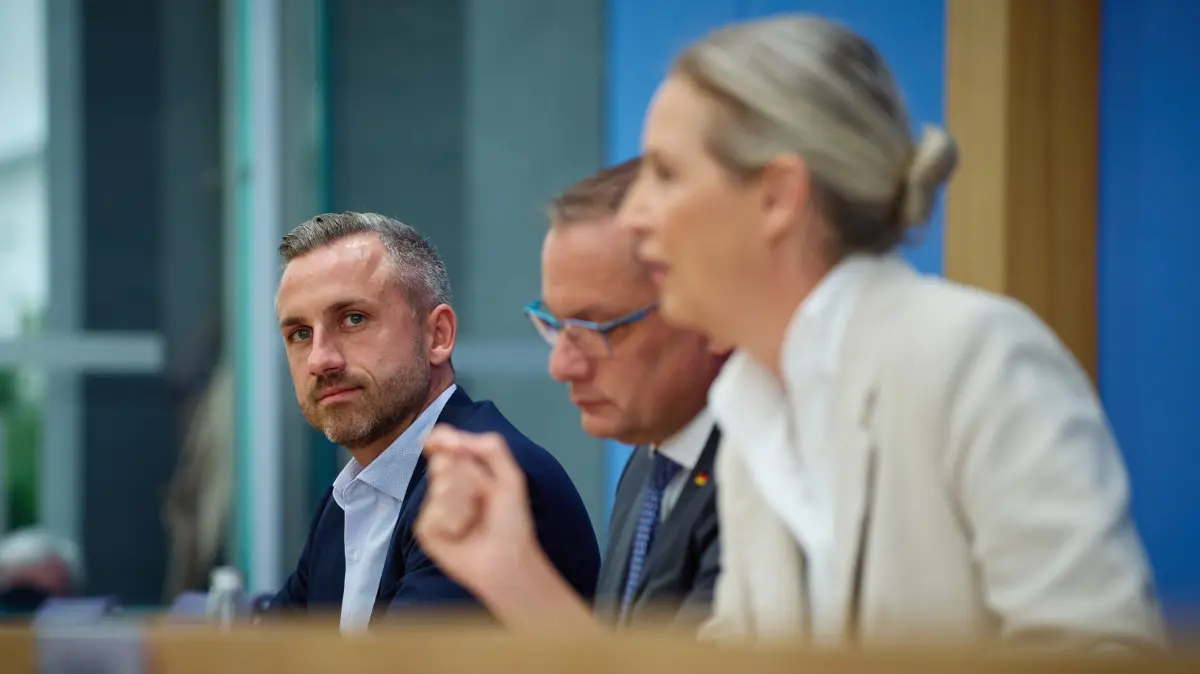 Bundespressekonferenz zum Thema AfD - Auswirkungen der Landtagswahl in Sachsen-Anhalt auf die Bundespolitik: Ulrich Siegmund, Spitzenkandidat AfD in Sachsen-Anhalt, Tino Chrupalla, Bundessprecher der AfD und Co-Vorsitzender der AfD-Fraktion im Deutschen Bundestag und Alice Weidel, Bundessprecherin der AfD und Co-Vorsitzende der AfD-Fraktion im Deutschen Bundestag In der Bundespressekonferenz zum Thema „AfD - Auswirkungen der Landtagswahl in Sachsen-Anhalt auf die Bundespolitik“
am Montag, Sept. 7, 2026 in Berlin.