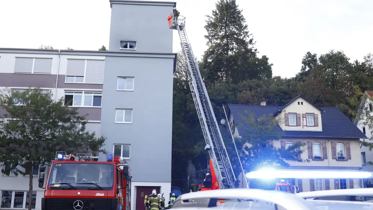 Brand in Backnanger Wohngebäude: 53 Menschen evakuiert – Matratzenbrand sorgt für starke Verrauchung