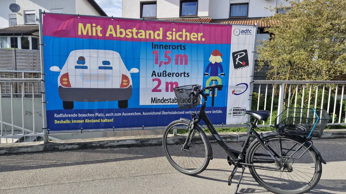 Ab 14. September stehen die Banner „Mit Abstand sicher“ an wichtigen Verkehrsstraßen in Herrenberg.