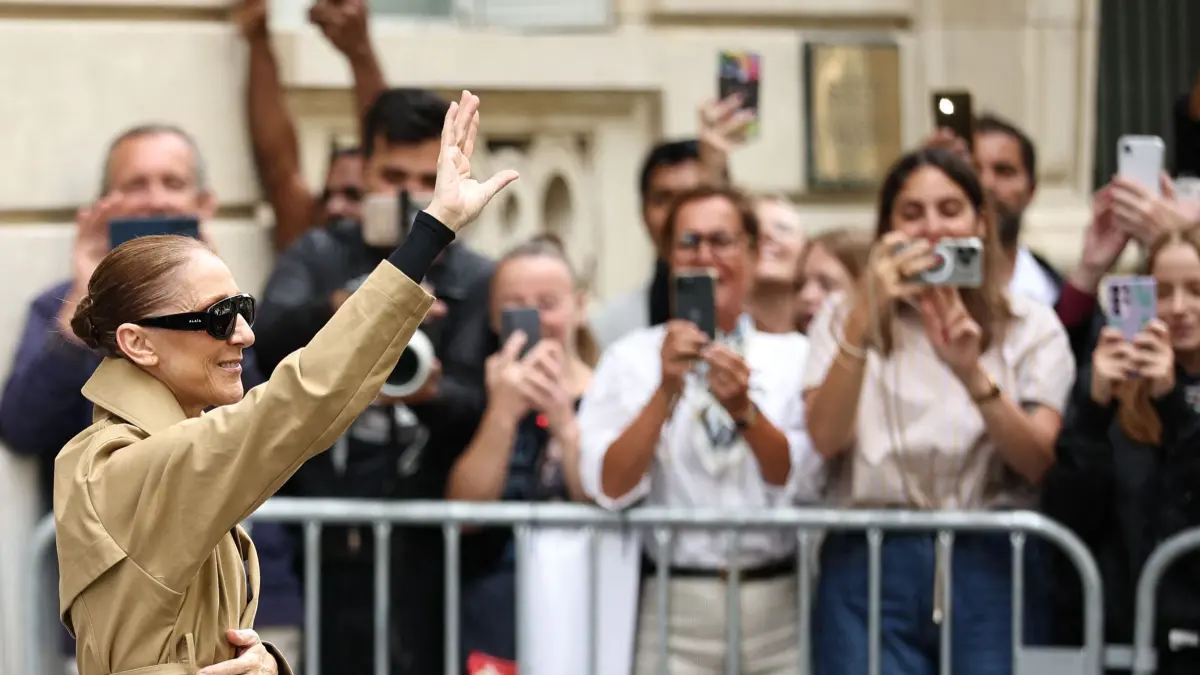Celine Dion in Paris: ARCHIV - 28.08.2026, Frankreich, Paris: Die kanadische Sängerin Celine Dion (l) winkt bei ihrer Ankunft im Hotel Le Royal Monceau, kurz vor Beginn ihrer Konzertreihe in der französischen Hauptstadt. Die 58-jährige Celine Dion kündigte Ende März in einem Video und einer auf den Eiffelturm projizierten Botschaft ihre Rückkehr auf die Bühne in Paris an, nachdem sie aufgrund der Pandemie und anhaltender gesundheitlicher Probleme sechs Jahre lang nicht in der Öffentlichkeit aufgetreten war. (zu dpa: «Die Rückkehr eines Stars: Céline Dion vor Konzert-Comeback») Foto: Simon Wohlfahrt/AFP/dpa +++ dpa-Bildfunk +++
