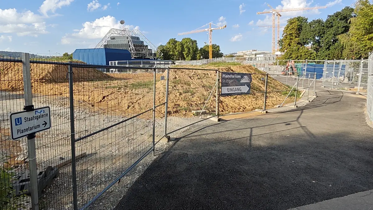 Vom Innenministerium aus führt ein neuer Fußweg barrierefrei zum Planetarium und zur Haltestelle Staatsgalerie.