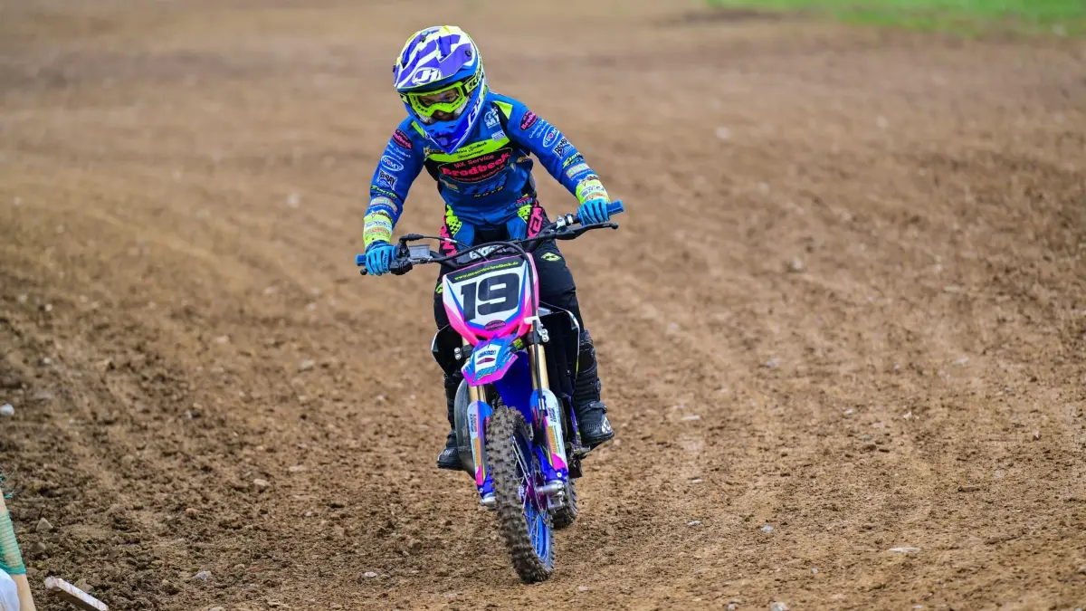 Paula Brodbeck aus Weil im Schönbuch tritt beim Motocross in Holzgerlingen an.