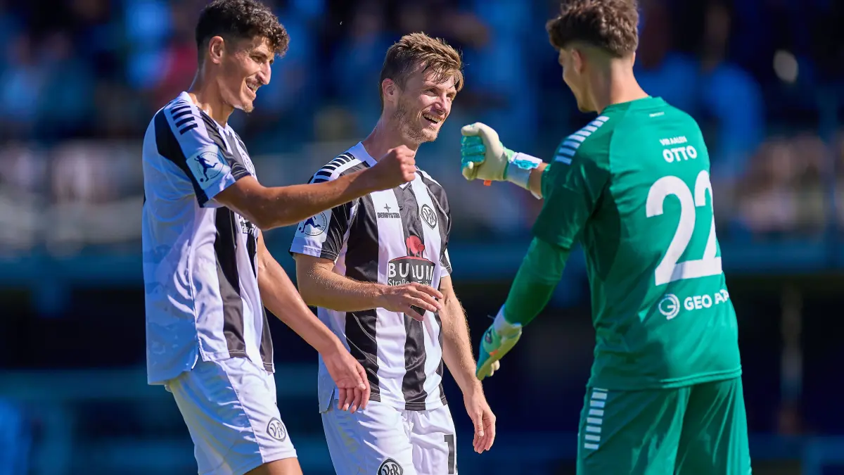 Zufriedene Gesichter bei Ali Odabas VfR Aalen, 17, Thomas Geyer VfR Aalen, 16 und Maximilian Otto VfR Aalen, 22 nach Spielende VfR Aalen vs. SV Eintracht-Trier, Fussball, Regionalliga Suedwest - Herren, 5. Spieltag, Spielzeit 2026/2027, 05.09.2026 VfR Aalen vs. SV Eintracht-Trier, Fussball, Regionalliga Suedwest - Herren, 5. Spieltag, Spielzeit 2026/2027, 05.09.2026 Aalen *** Smiling faces: Ali Odaba of VfR Aalen, 17, Thomas Geyer of VfR Aalen, 16, and Maximilian Otto of VfR Aalen, 22, after the final whistle of the VfR Aalen vs. SV Eintracht Trier match, soccer, Regionalliga Southwest Men, Matchday 5, 20262027 season, September 5, 2026: VfR Aalen vs. SV Eintracht Trier, soccer, Regionalliga Southwest Men, Matchday 5, 20262027 season, September 5, 2026, Aalen Copyright: xEibner-Pressefoto/GeraldxOelze-dexStoppanyx EP_ODS