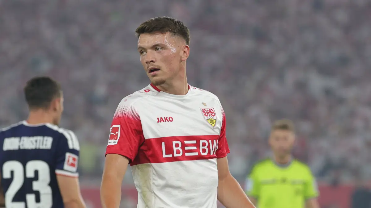 BAU // 2026.09.04, Deutschland, Stuttgart Fußball VfB Stuttgart vs. 1. FC Köln, Dzenan Pejcinovic (VfB)
Gemäß den Vorgaben der DFL Deutsche Fußball Liga ist es untersagt,
in dem Stadion und/oder vom Spiel angefertigte Fotoaufnahmen in Form von Sequenzbildern
und/oder videoähnlichen Fotostrecken zu verwerten bzw. verwerten zu lassen.
DFL, DFB regulations prohibit any use of photographs as image sequences and/or quasi-video.