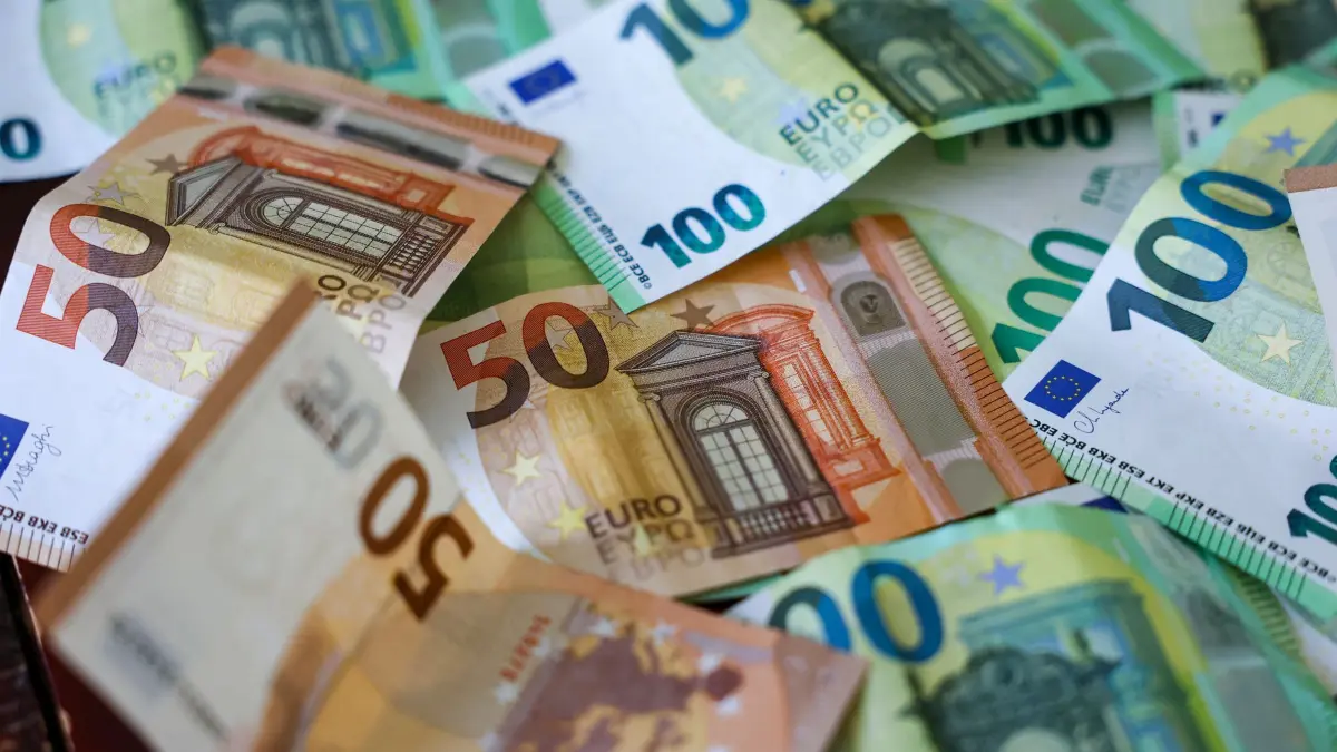 Bargeld: ARCHIV - 18.01.2026, Sachsen, Leipzig: Mehrere Hunderter und Fünfziger Euro Geldscheine liegen auf einem Tisch. (zu dpa: «Haushaltswoche in unruhigen Zeiten – das steckt im Etat 2027») Foto: Jan Woitas/dpa +++ dpa-Bildfunk +++