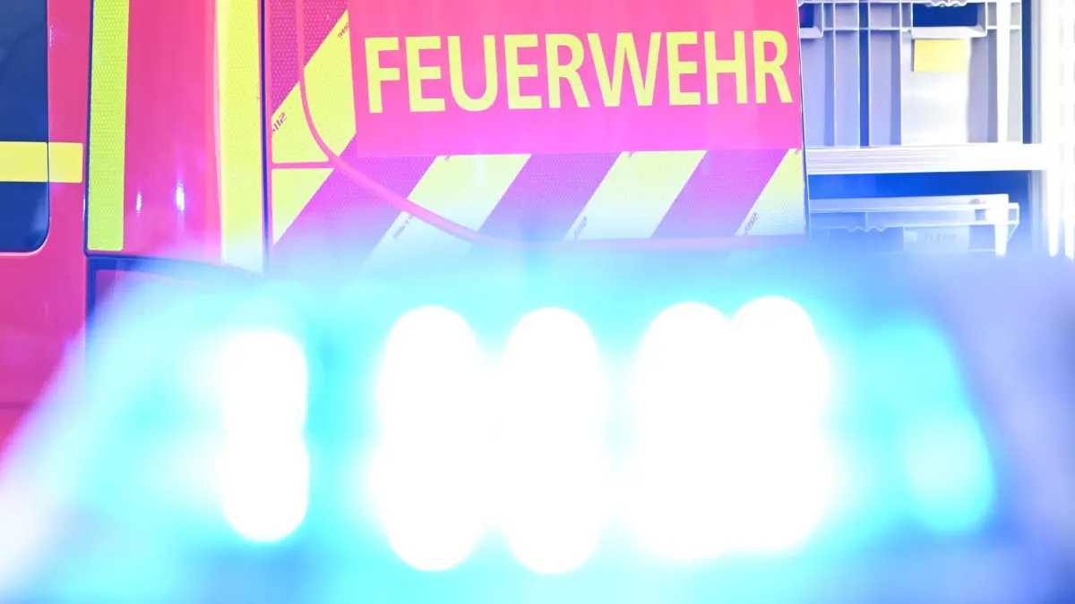 Feuerwehr: ARCHIV - 02.05.2025, Baden-Württemberg, Stuttgart: Ein Fahrzeug der Feuerwehr steht bei einem Einsatz auf einer Straße, während im Vordergrund das Blaulicht eines Polizeifahrzeugs zu sehen ist. (zu dpa: «Brand auf Schlachthof beim Bodensee - keine Tiere betroffen») Foto: Bernd Weißbrod/dpa +++ dpa-Bildfunk +++