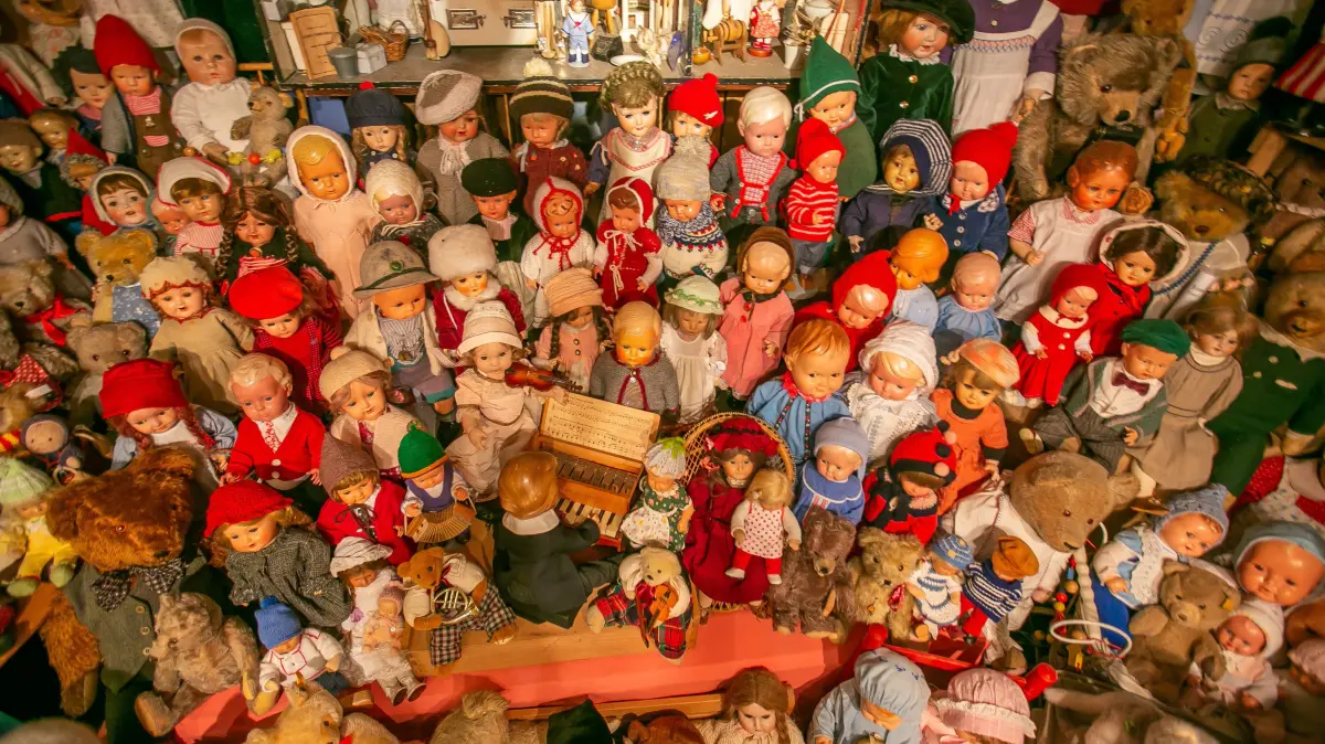 Puppen, Bären, Kinderstuben, Spielzeug: Uschi Schulz hat fast ebenso viele Geschichten über ihre Sammlung wie Exponate auf Lager. (Archivfoto)