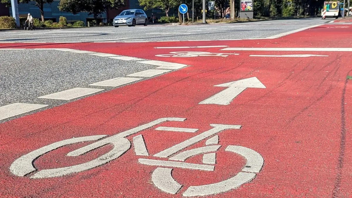 „Verkehrswende in Deutschland. Stadt ohne Autos?“: Radweg auf der Osdorfer Landstraße in Hamburg (Video-Standbild vom 27.08.2026). Deutschlandweit versuchen viele Staedte die Verkehrswende. Statt auf Autos setzen sie auf oeffentlichen Nahverkehr und Fahrraeder. Auch Hamburg macht mit. Aber kann das funktionieren? (Siehe epd-Bericht und Video vom 08.09.2026)