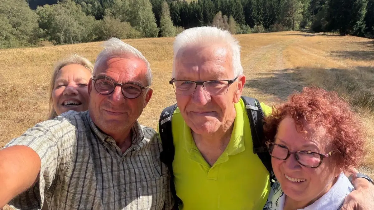 Thomas Strobl und Winfried Kretschmann waren gemeinsam mit ihren Frauen wandern.