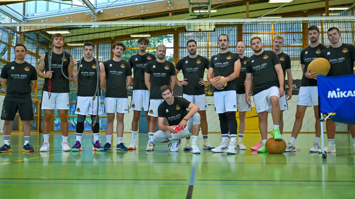 Volleyball, 2. Bundesliga Süd, Keiler Volleys Stuttgart, ASV Botnang, Saison 2026/27, Saisonvorbereitung, Teamfoto, von links: Trainer Kim Knaupp, Fabian Breitenbach, Joshua Rauber, Christoph Müller, Max Sachers, Bastian Ditschmann, unten Moritz Zeitler, Felix Kerlein, Moritz Rauber, Aaron Weichelt, Manuel Babinger, Moritz Finke, Ferdinand Gerstenberger, Jascha Hommel,
