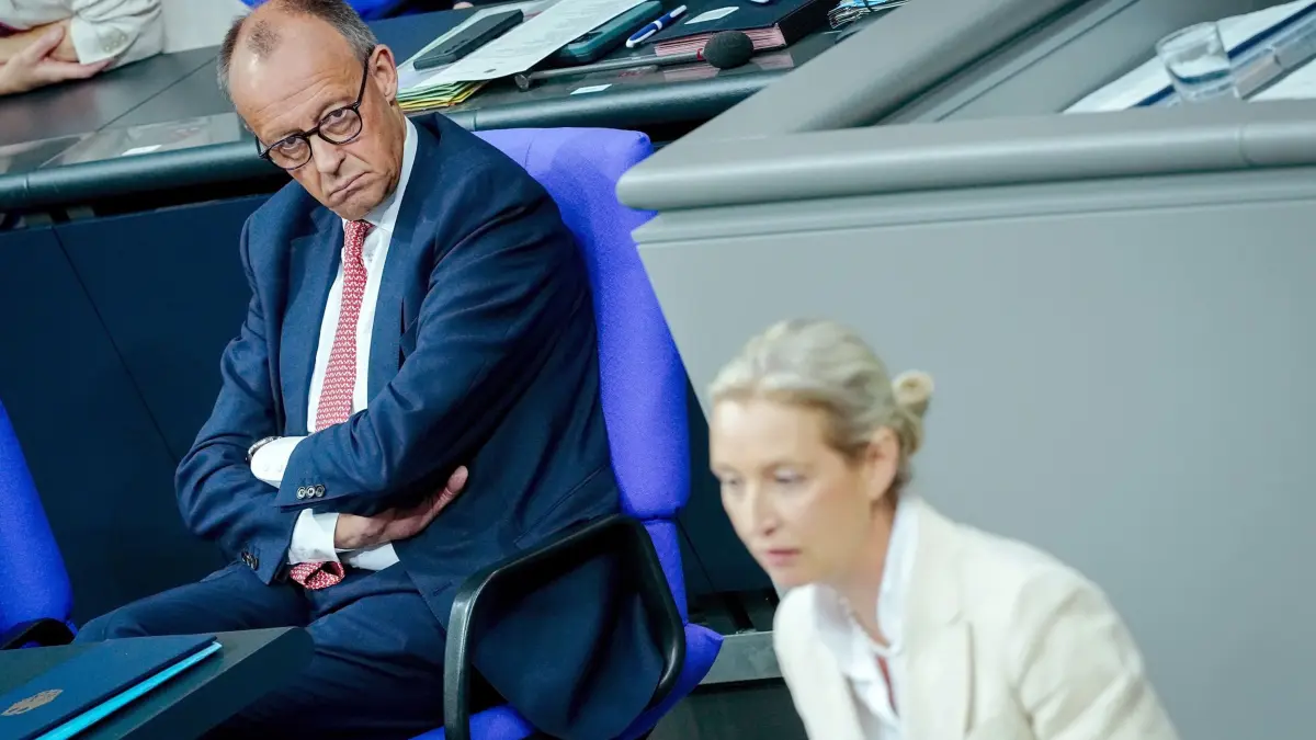 Bundestag - Haushalt: ARCHIV - 09.07.2025, Berlin: Alice Weidel, Fraktionsvorsitzende der AfD, spricht in der Generaldebatte zum Haushalt im Plenum des Bundestags vor Bundeskanzler Friedrich Merz (CDU). Die Generaldebatte ist der Höhepunkt der Haushaltswoche im Bundestag. (zu dpa: «Nach dem AfD-Wahlbeben: Merz gegen Weidel im Bundestag») Foto: Kay Nietfeld/dpa +++ dpa-Bildfunk +++