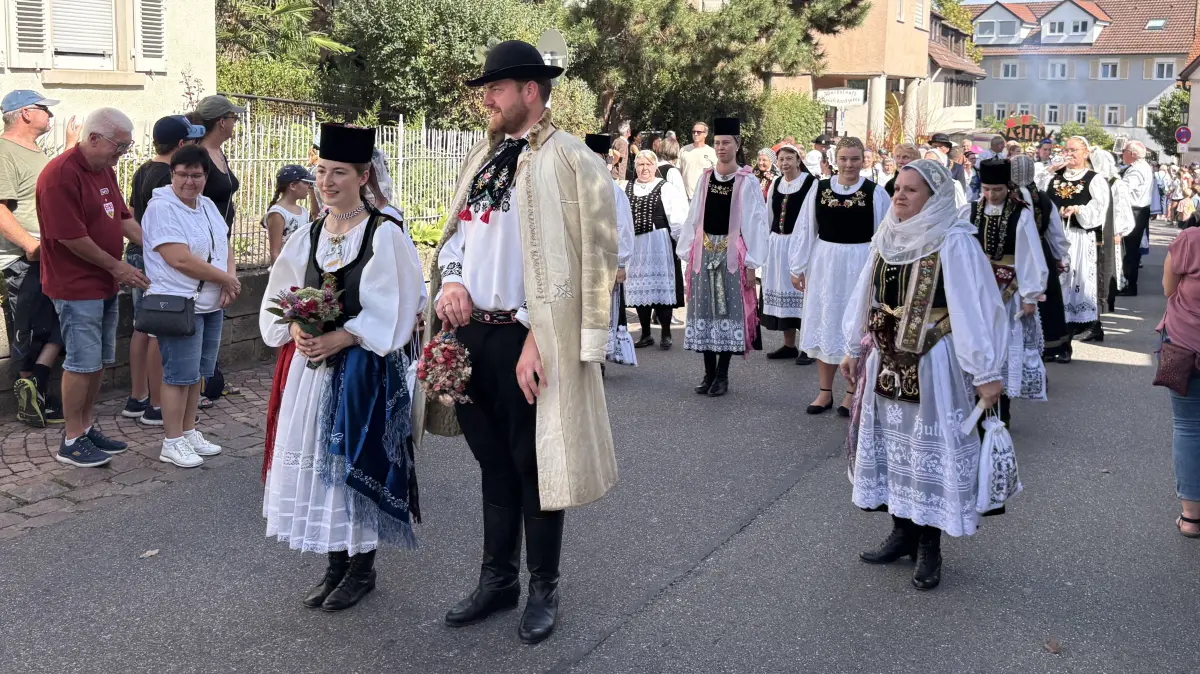Der Verband der Siebenbürger Sachsen e.V. zog dieses Jahr als traditionellen Hochzeitszug über den Bietigheimer Pferdemarkt.