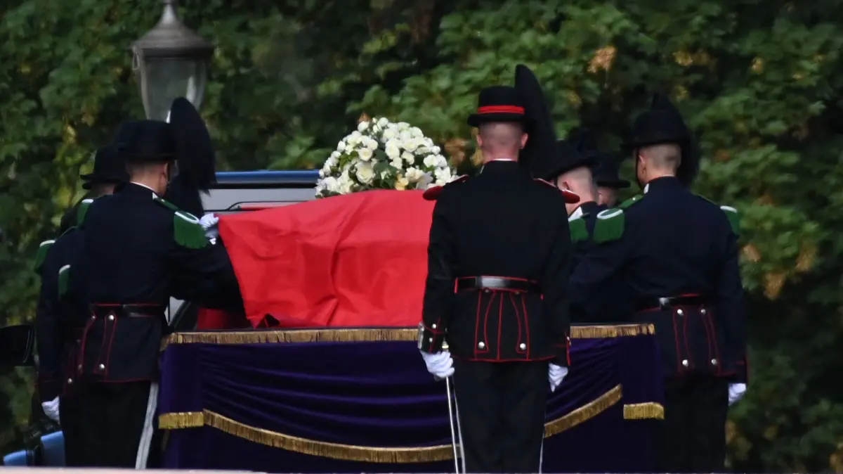 NORWAY-ROYALS-HARALD-FUNERAL: Norwegian King's honour Guard carry the casket of late King Harald V of Norway as it is transferred from the Royal Palace Chapel during a royal procession to the Cathedral in Oslo, Norway, on September 9, 2026. (Photo by Jonathan Nackstrand / AFP)