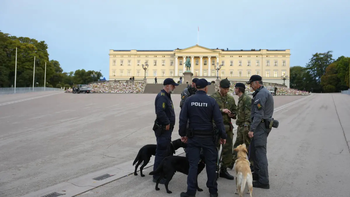 Polizisten stehen vor dem Schloss vor der Beisetzung des verstorbenen König Harald von Norwegen.