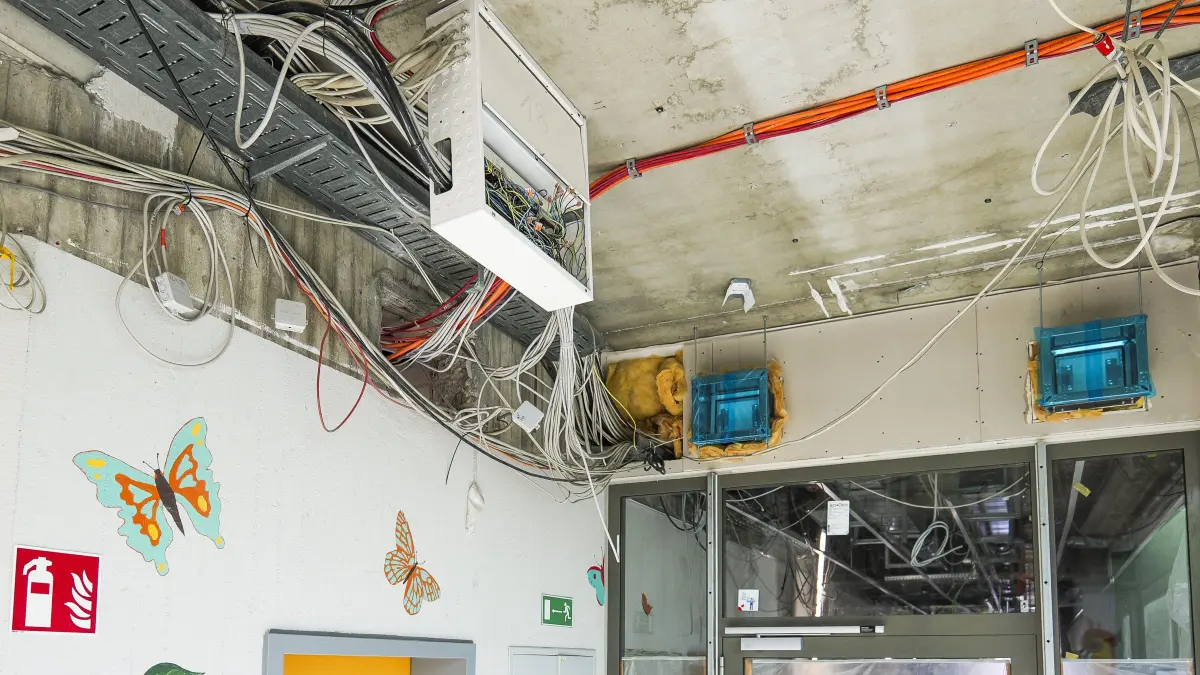 Realschule : Renningen - An der Realschule Renningen wird seit 4 Jahren gebaut und ein Ende ist nicht in Sicht. Zuerst wurde Asbest gefunden, dann waren Teile der Gebäude korrodiert. Rundgang mit Schulleiterin Monika Frese durch die Schule und aktueller Stand der Bauarbeiten kurz vor Schulstart.