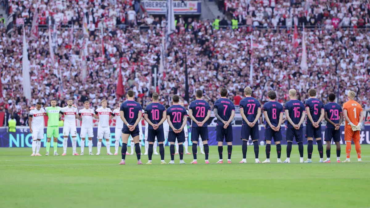 Fußball Champions League VfB Stuttgart vs. Viking Stavanger : Stuttgart , Fußball UEFA Champions League VfB Stuttgart vs. Viking Stavanger , Schweigeminute vor dem Spiel *** Stuttgart, Soccer, UEFA Champions League, VfB Stuttgart vs. Viking Stavanger, moment of silence before the game
