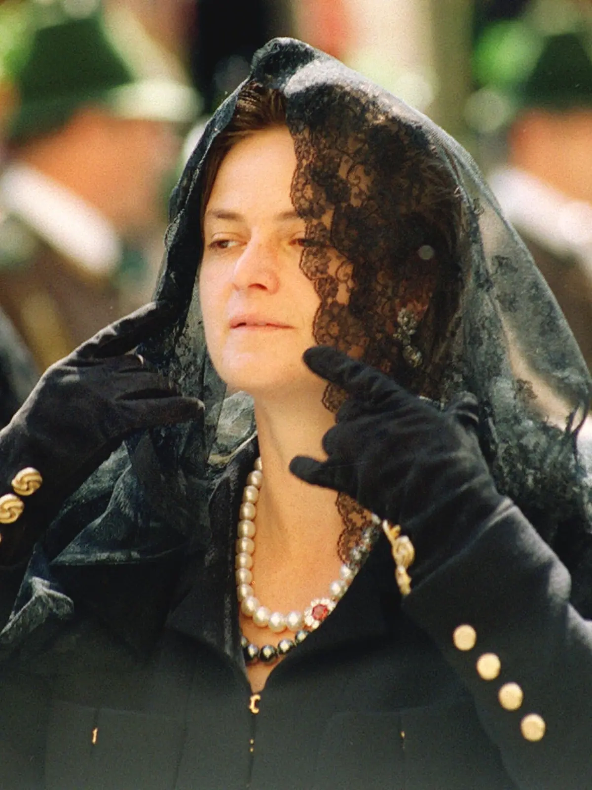Fürstin Gloria von Thurn und Taxis zeigte sich 1996 vor dem Requiem für den verstorbenen Herzog von Bayern in der Münchner Theatinerkirche mit einem Trauerschleier. (Symbolbild)