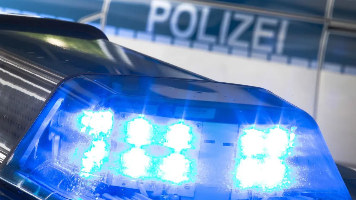 A44-Abschnitt nach Lkw-Unfall gesperrt: ARCHIV - 27.07.2015, Nordrhein-Westfalen, ---: Ein Blaulicht leuchtet auf dem Dach eines Polizeiwagens. Nach einem Unfall mit drei beteiligten Lkw ist die Autobahn A44 zwischen Büren und dem Kreuz Wünnenberg-Haaren in Richtung Kassel gesperrt. (zu dpa: «A44-Abschnitt nach Lkw-Unfall gesperrt») Foto: Friso Gentsch/dpa +++ dpa-Bildfunk +++
