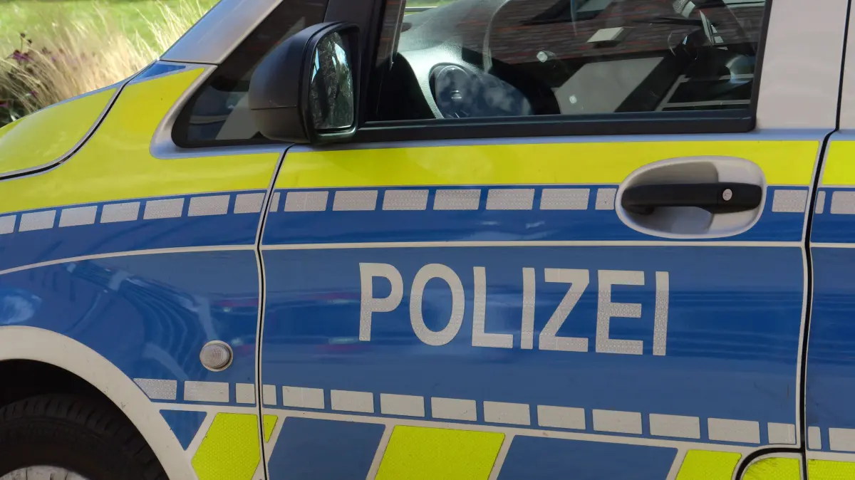 Polizei in Aktionen im Polizeibus Polizei in Deutschland *** Police in action in a police bus Police in Germany