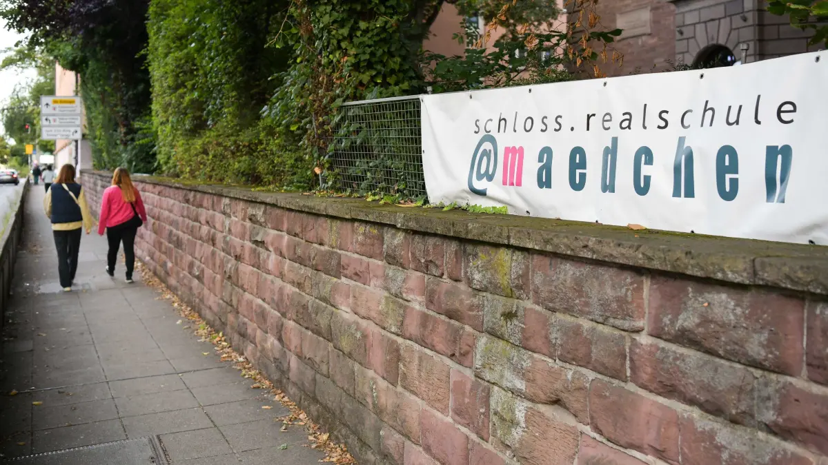 Schloss-Realschule für Mädchen: Stuttgart, Neuigkeit zum neuen Schuljahr
Stuttgarts Realschule für Mädchen wendet Schließung ab - und öffnet sich für Jungen
An den Realschulen und einigen Gemeinschaftsschulen wird es auch im neuen Schuljahr immer enger. Erste Entlastung ist in Sicht. Die Schloss-Realschule für Mädchen ändert ihr Profil.