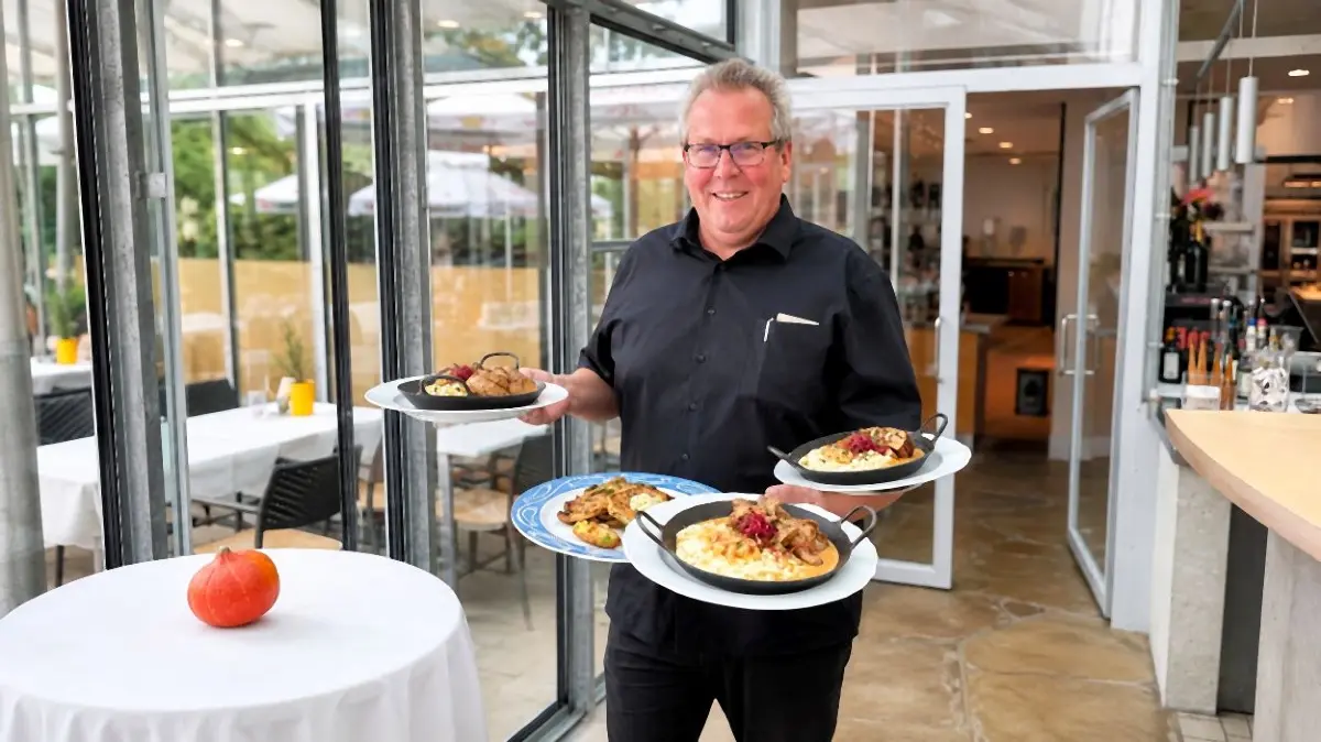 Ralph Wagner bedient die Gäste im Parkrestaurant im Blühenden Barock