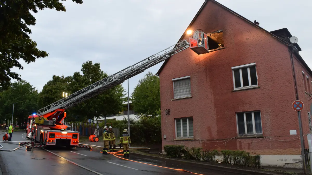Am Mittwochmorgen gg 6:30 Uhr kam es in Stuttgart-Feuerbach zu einem Wohnungsbrand in einer Dachgeschosswohnun. Die Feuerwehr hatte dem Brand schnell unter Kontrolle. Vier Betroffene Personen von den keiner verletzt wurde. Nach Informationen der Polizei ist die Brandwohnung voruebergehend nicht bewohnbar