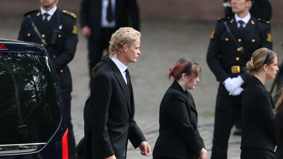 NORWAY-ROYALS-HARALD-FUNERAL: Son of Queen Mette-Marit of Norway Marius Borg Hoiby (L) and the daughters of Princess Märtha Louise of Norway arrive in front of the Oslo Cathedral for the arrival of the casket of late King Harald V of Norway in a royal procession in Oslo on September 9, 2026. (Photo by Odd ANDERSEN / AFP)