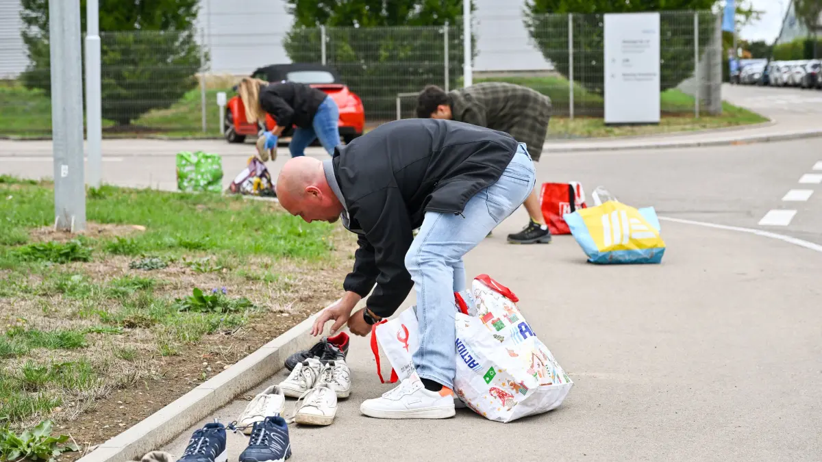 Protestaktion gegen Stellenabbau mit Schuhen vor dem Festo Werk in Scharnhausen