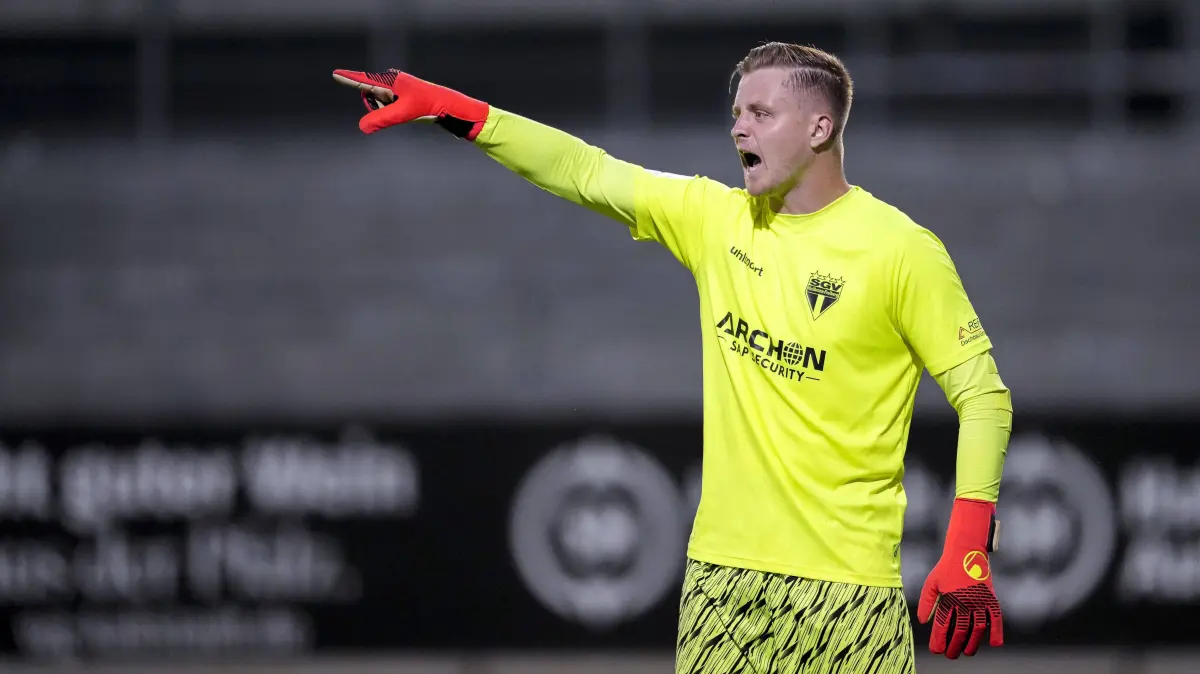 Fussball, Regionalliga Südwest, SV Sandhausen - SGV Heilbronn-Freiberg: Benedikt Paul Grawe Torwart, SGV, 1, gibt Anweisungen, gestikuliert, mit den Armen gestikulieren, Einzelbild, Einzelfoto, Aktion, Action, 08.09.2026, Sandhausen Deutschland, Fussball, Regionalliga Südwest, SV Sandhausen - SGV Heilbronn-Freiberg *** Benedikt Paul Grawe, goalkeeper, SGV, 1, giving instructions, gesturing, gesturing with his arms, single frame, single photo, action, 08/09/2026, Sandhausen, Germany, soccer, Regionalliga Südwest, SV Sandhausen, SGV Heilbronn, Freiberg xozx