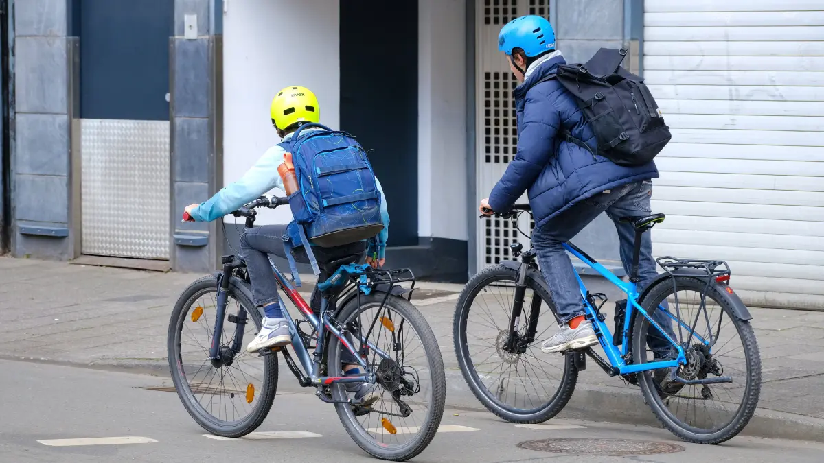 Eben waren sie noch klein - jetzt sollen sie mit dem Fahrrad durch die halbe Stadt fahren, hinzu kommen neue Klassenkameraden, neue Lehrer. Der Schritt in die 5. Klasse ist ein großer für Kinder und Eltern.