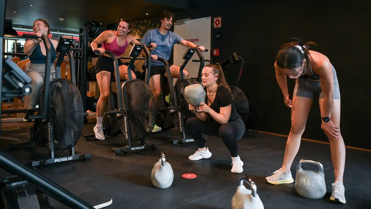 Hyros, Fitness: Stuttgart, Das Fitnessrennen "Hyrox" verbindet Ausdauer- mit Kraftübungen – und zieht immer mehr Menschen an. Doch was steckt eigentlich hinter dem Fitness-Trend und ist er wirklich gesund? Dazu sprechen wir mit einem Trainer, einem Teilnehmer und einem Sportwissenschaftler.