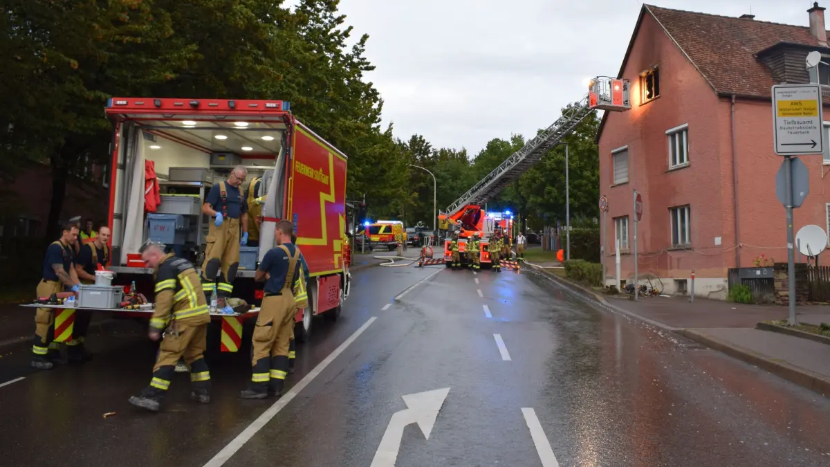 Am Mittwochmorgen gg 6:30 Uhr kam es in Stuttgart-Feuerbach zu einem Wohnungsbrand in einer Dachgeschosswohnun. Die Feuerwehr hatte dem Brand schnell unter Kontrolle. Vier Betroffene Personen von den keiner verletzt wurde. Nach Informationen der Polizei ist die Brandwohnung voruebergehend nicht bewohnbar