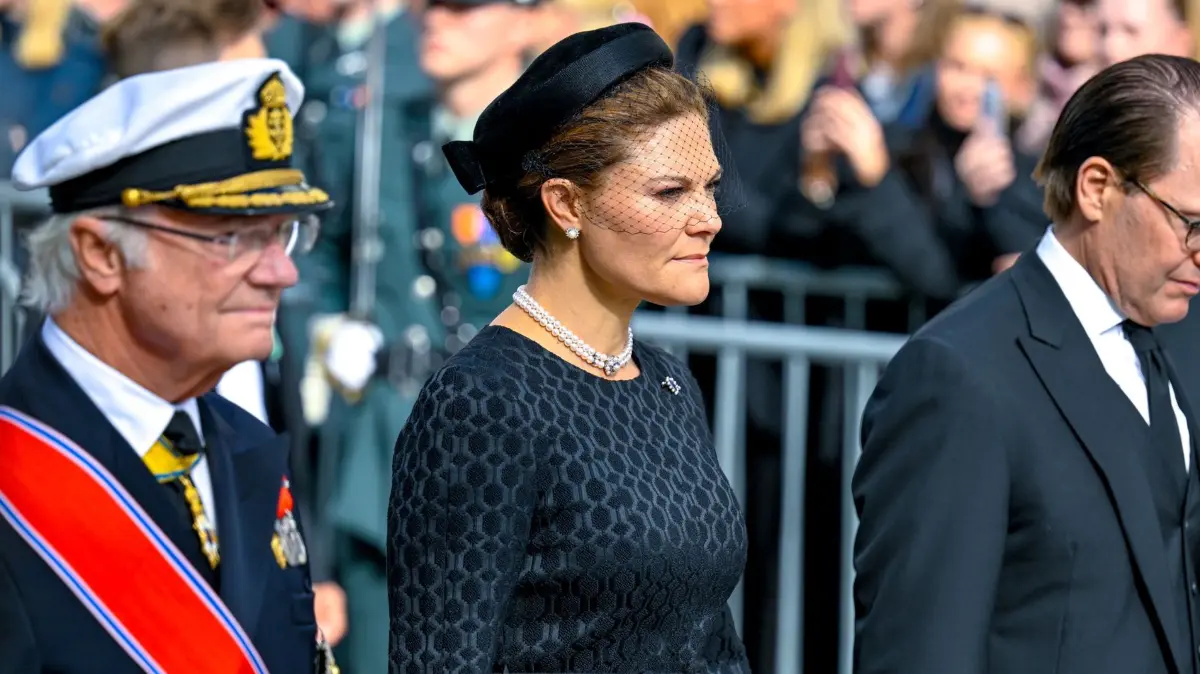Abschied von König Harald V.: 09.09.2026, Norwegen, Oslo: König Carl Gustaf von Schweden und Kronprinzessin Victoria gehen hinter dem Sarg her, in dem König Harald V. vom Palast zur Kathedrale von Oslo überführt wird. Foto: Carina Johansen/NTB Scanpix/AP/dpa +++ dpa-Bildfunk +++