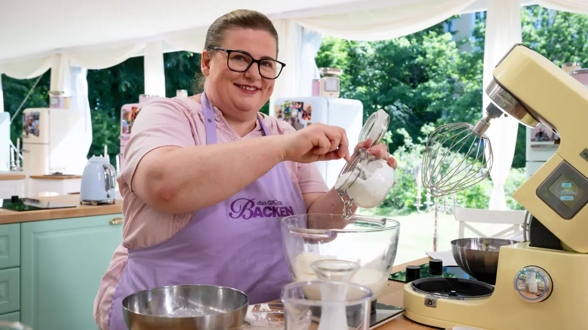 Oxana kann sich in Folge 7 über die rote Schürze freuen.