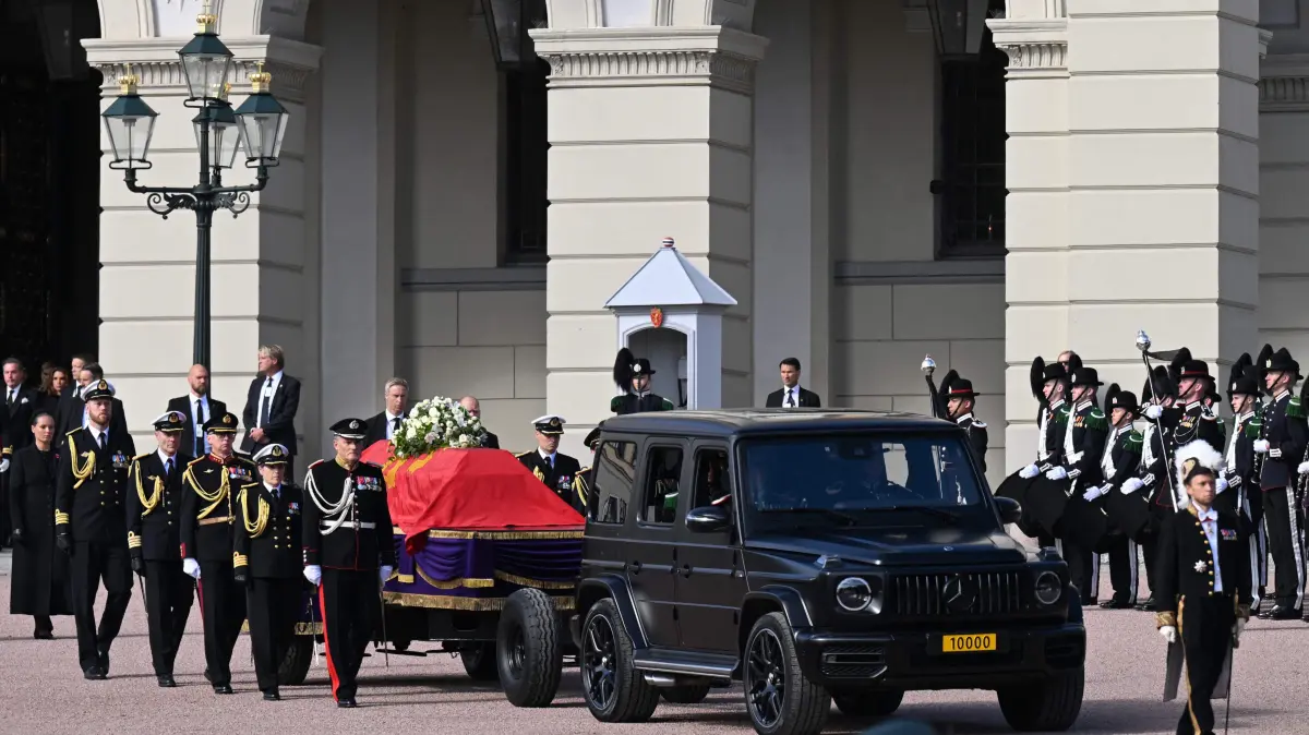 NORWAY-ROYALS-HARALD-OBIT: The casket of late King Harald V of Norway leaves the Royal Palace in a royal procession to the Cathedral in Oslo, Norway, on September 9, 2026. King Harald V died on August 28, 2026 aged 89 and his coffin will be carried in a funeral procession from the Royal Palace along Karl Johans gate to Oslo Cathedral on September 9, 2026. (Photo by Jonathan Nackstrand / AFP)