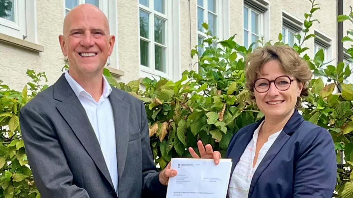 Kristina Klammt (rechts), zuständige Referentin am Regierungspräsidium Stuttgart, überreich Dr. Felix Stadtfeld (links) das Bestellungsschreiben von Kultusminister Andreas Jung. Er ist neuer Leiter des Goethe-Gymnasiums in Ludwigsburg.