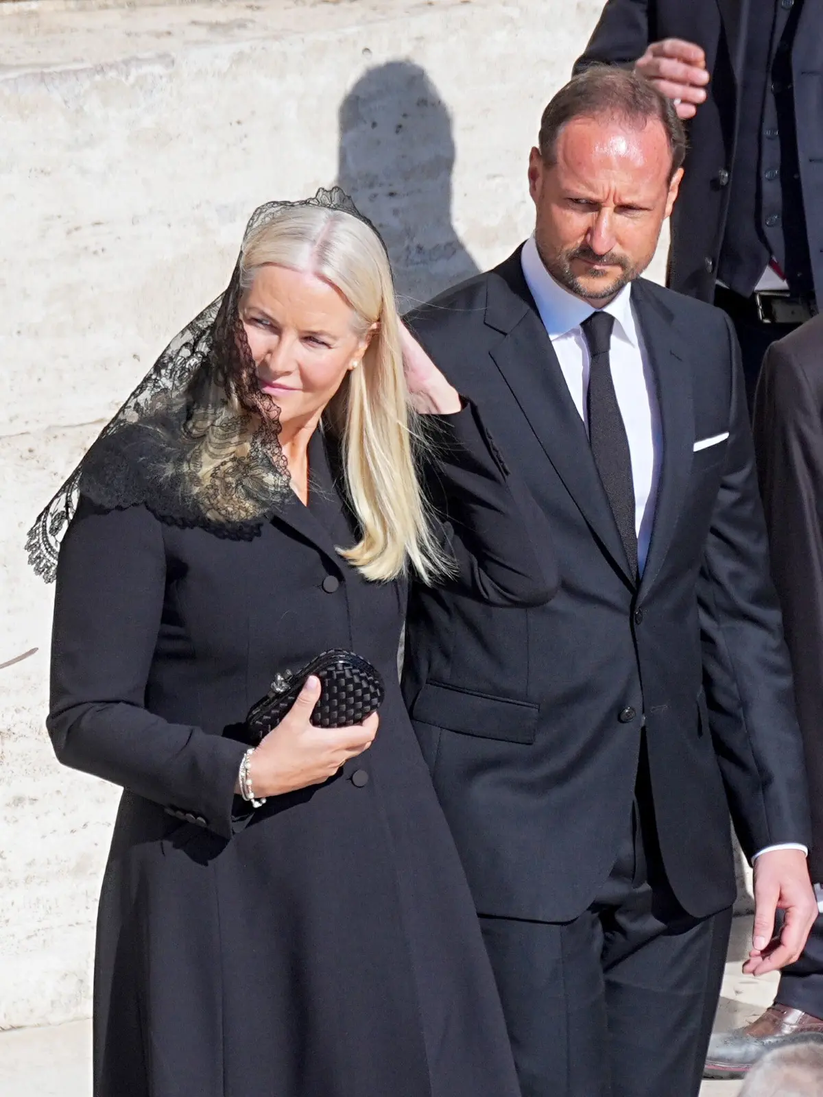 Haakon und Mette-Marit bei der Trauermesse für den verstorbenen Papst Franziskus auf dem Petersplatz. Die damalige Kronprinzessin trug einen längeren Trauerschleier über dem Haar.