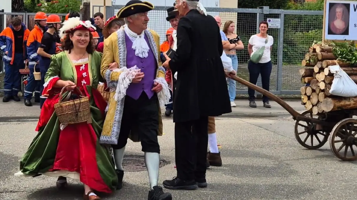 Andrea Teply als Wilhelmine von Grävenitz mit Herbert Soukopp vom Historischen Verein Welzheimer Wald