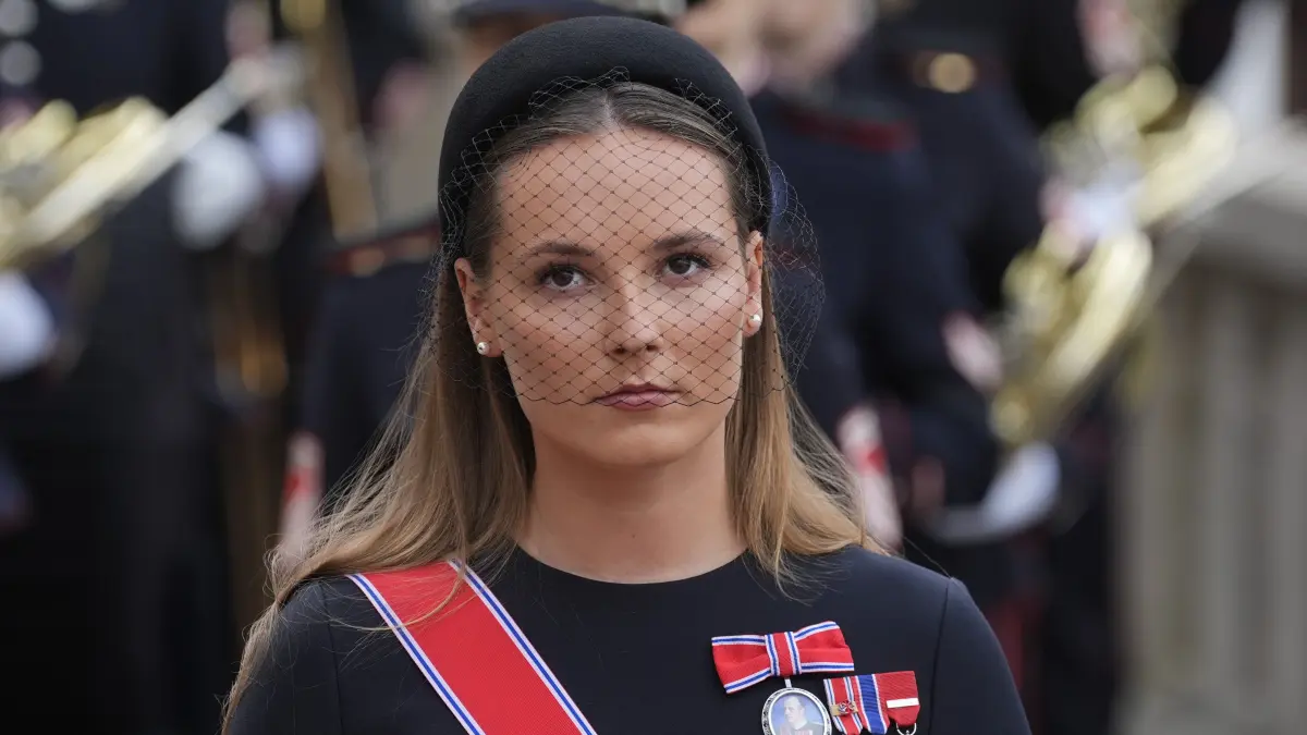Bereits bei König Haakons Vereidigung hatte Kronzprinzessin Ingrid Alexandra einen kurzen Trauerschleier getragen.