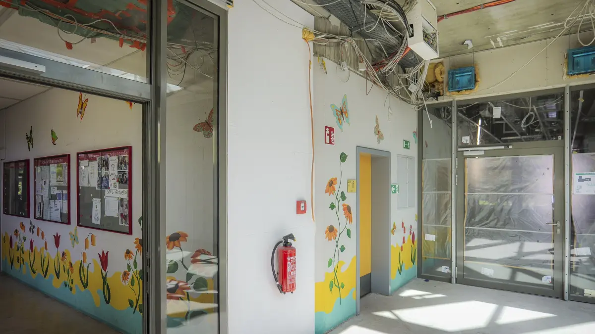 Realschule : Renningen - An der Realschule Renningen wird seit 4 Jahren gebaut und ein Ende ist nicht in Sicht. Zuerst wurde Asbest gefunden, dann waren Teile der Gebäude korrodiert. Rundgang mit Schulleiterin Monika Frese durch die Schule und aktueller Stand der Bauarbeiten kurz vor Schulstart.