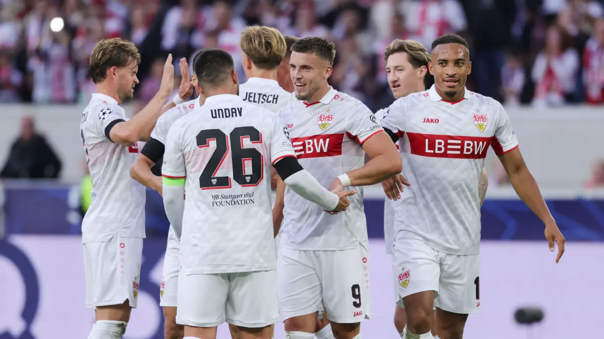 BAU // Stuttgart , Fußball UEFA Champions League VfB Stuttgart vs. Viking Stavanger , die Spieler bejubeln das Tor zum 3:1 durch Ermedin Demirovic (VfB)
